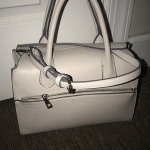 A hand bag